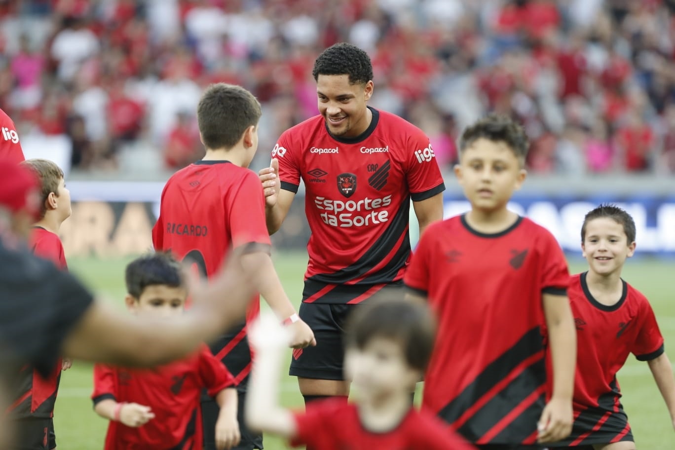 Ovacionado, fenômeno Vitor Roque se despede da torcida do Athletico na Ligga Arena