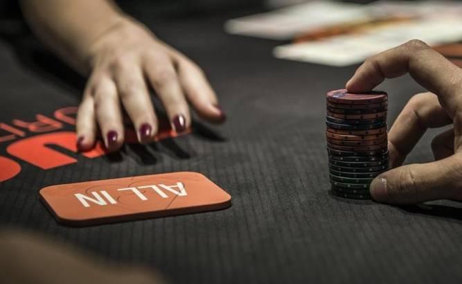 Jogador revolta grupo de mulheres e cria confusão em casa de poker