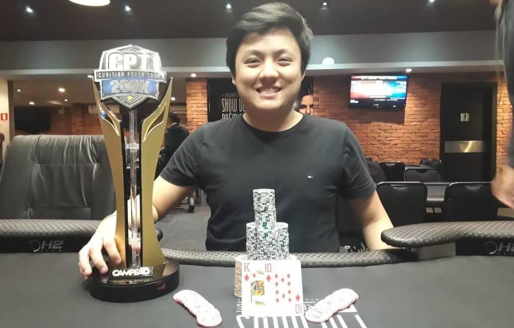 Jovem de 23 anos crava grande torneio de poker em Curitiba e valoriza estudo