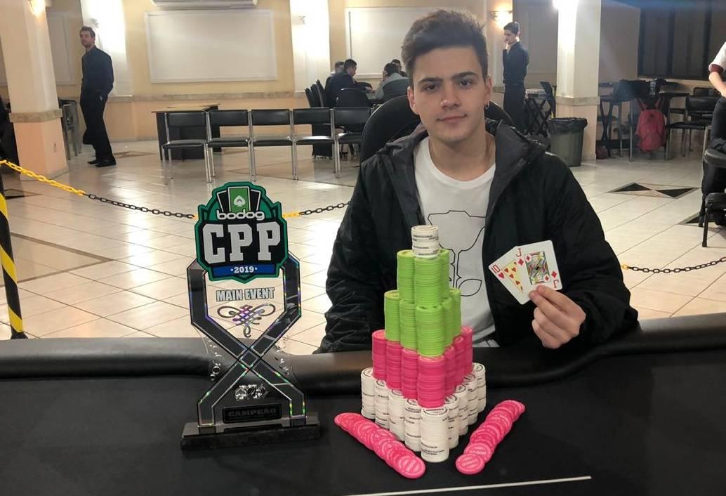 Jogador de 23 anos crava etapa do Paranaense de poker e lidera ranking