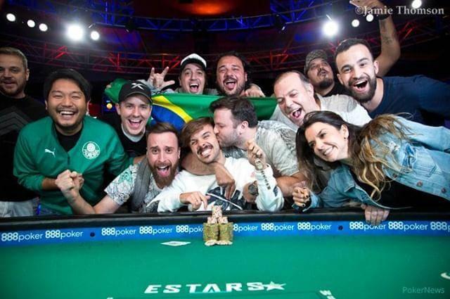 Festa foi grande com a conquista do Yuri, que recebe um beijo do irmão na foto. Foto: Jamie Thomson/PokerNews
