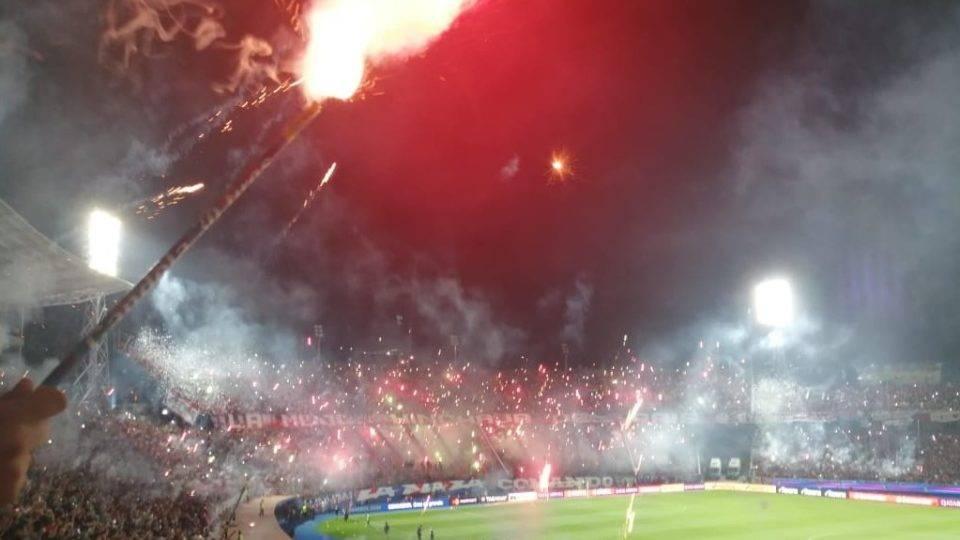 Torcedores do Cerro Porteño fazem a festa no jogo contra o River Plate, na entrada em campo das equipes 