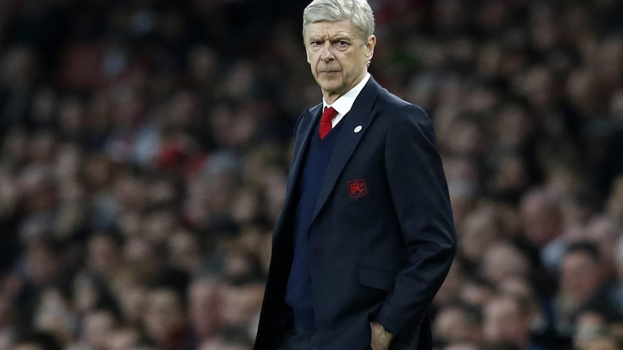Arsène Wenger propõe mudança na linha do impedimento.