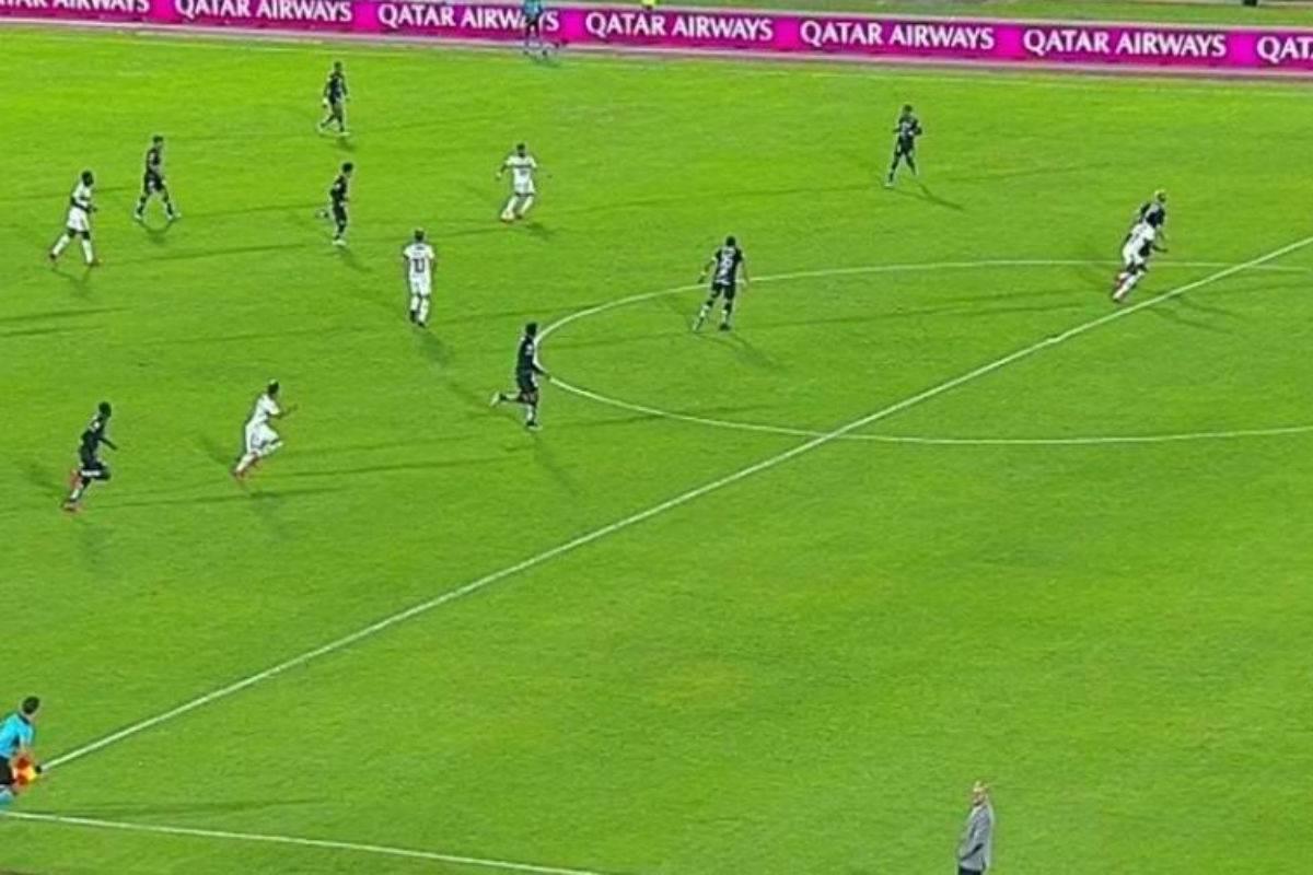 Lance do impedimento de Bruno Henrique no duelo entre Independiente Del Valle e Flamengo.