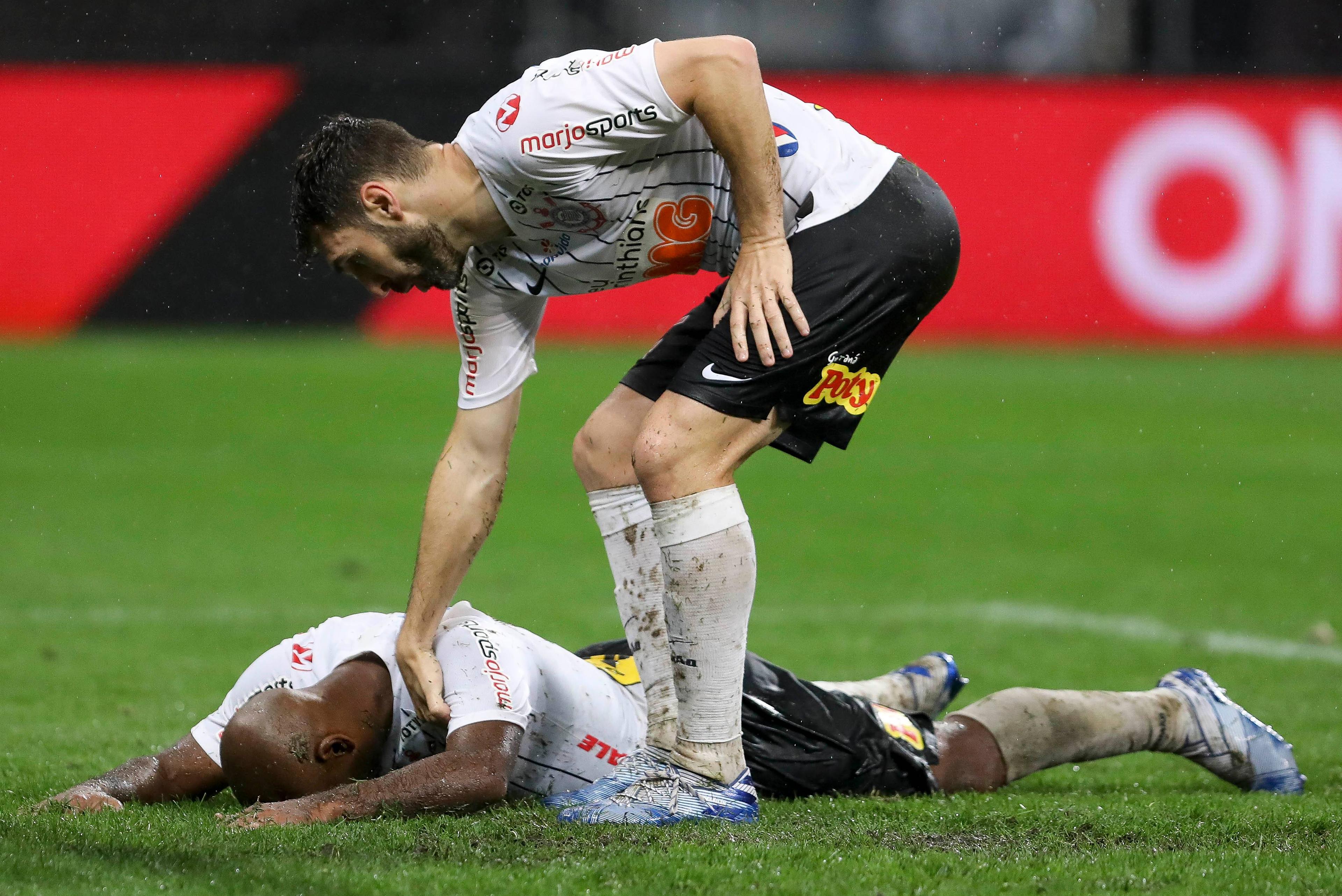 Corinthians está fora da Libertadores e patina no Paulistão.