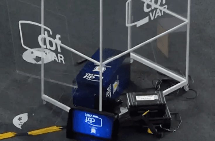 Com a desculpa de “antes do VAR era pior”, futebol segue contaminado pelos árbitros
