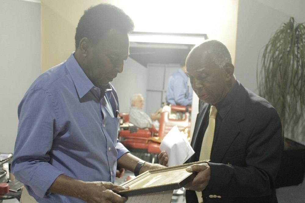 Pelé recebe o prêmio Belfort Duarte de Barbosinha