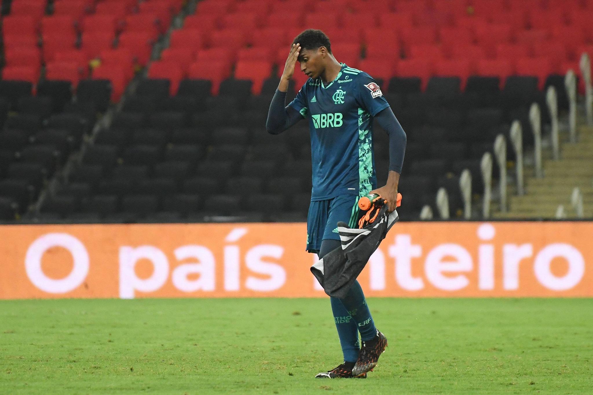 Na solidão do gol, a pesada missão do goleiro