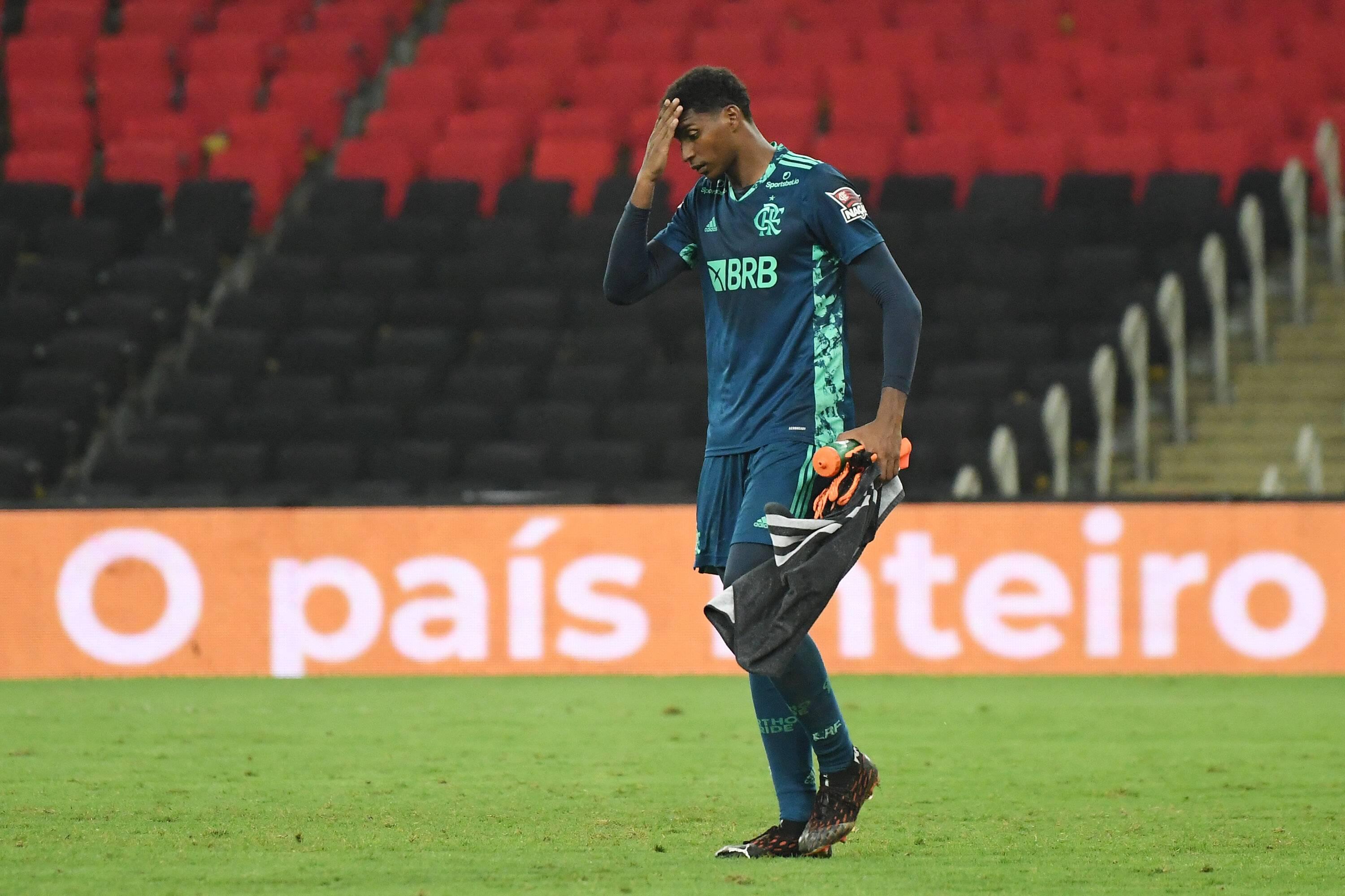 Na solidão do gol, a pesada missão do goleiro