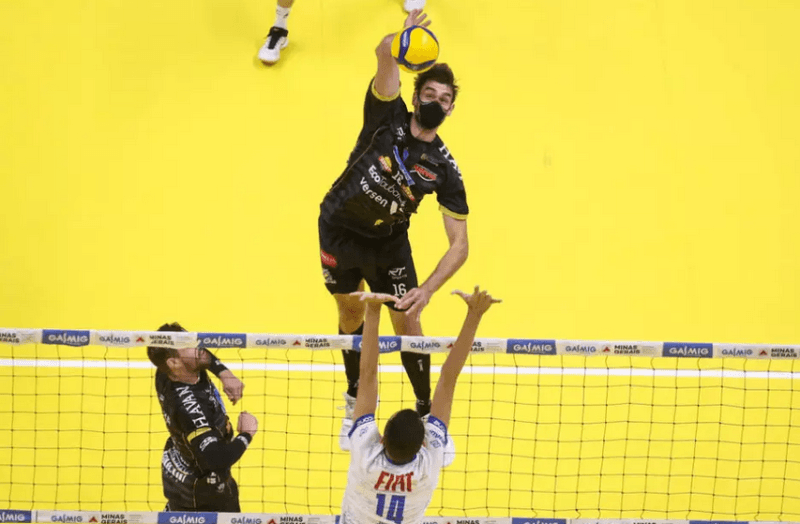 Mesmo sem exigência no protocolo, atletas usam máscara na Superliga de Vôlei