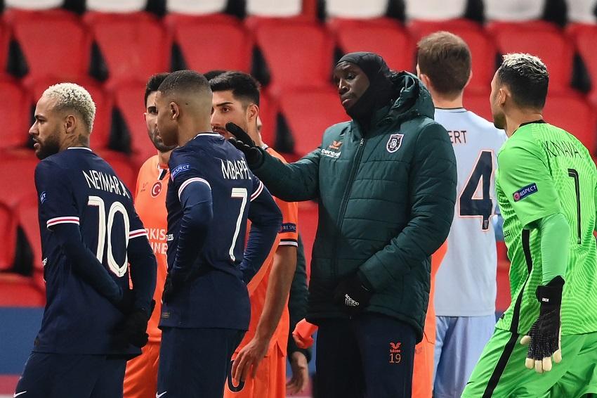 Demba Ba (centro) acusa quarto árbitro de racismo