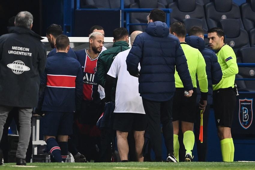 Jogadores abandonaram a partida aos 16 minutos do primeiro tempo