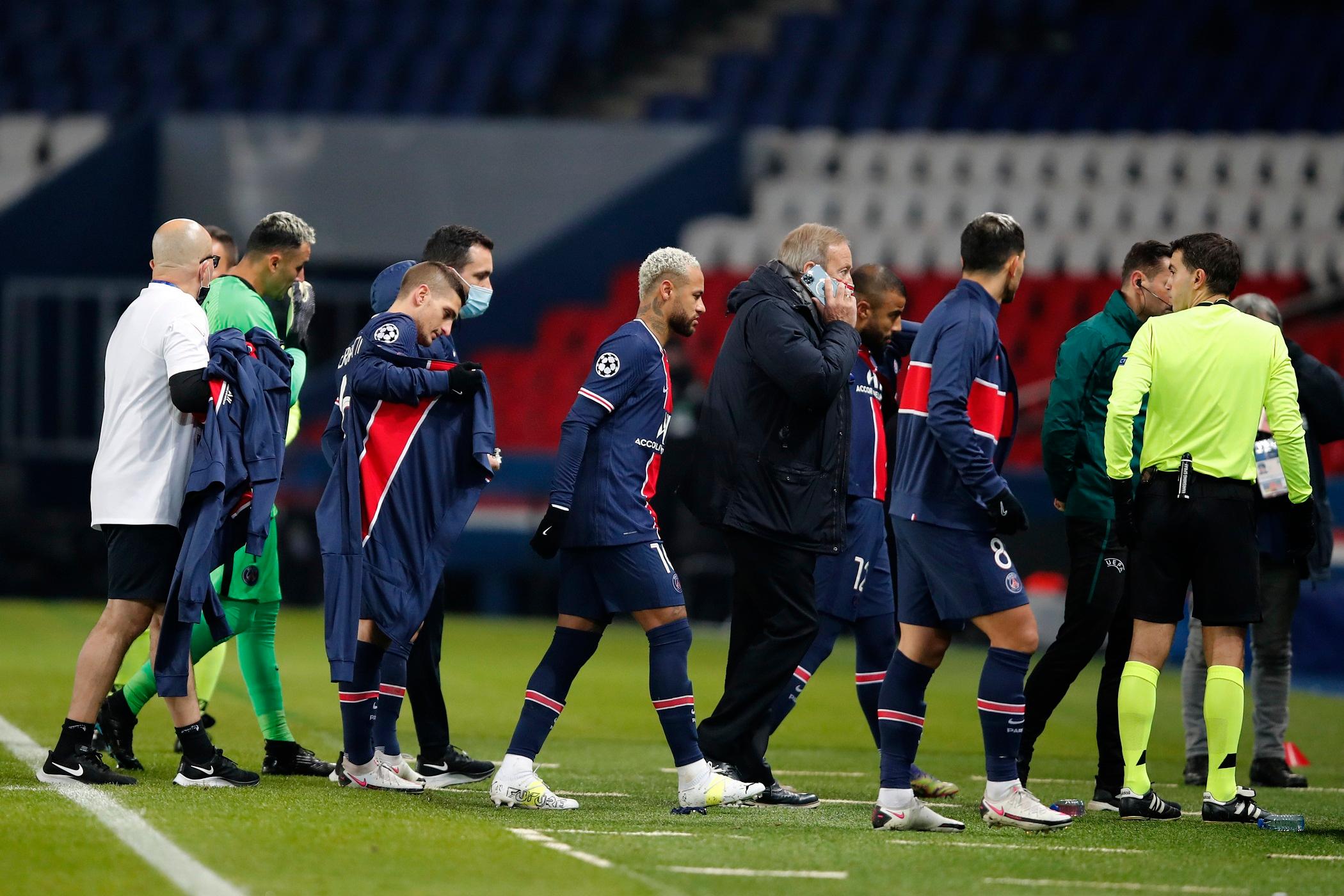 Jogadores do PSG deixam o campo após suposta ofensa racista em jogo contra equipe turca