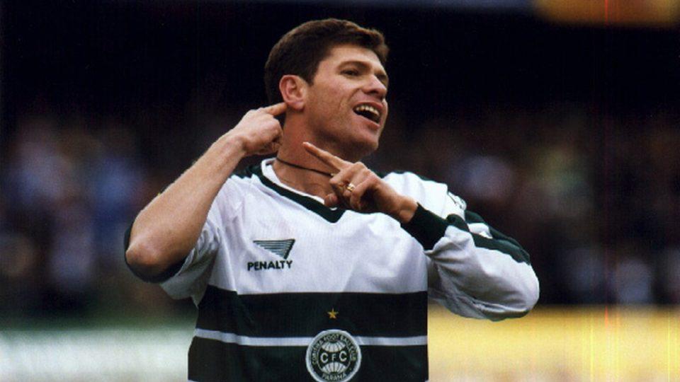 Cléber fugiu da concentração do Athletico para jogar no Coritiba