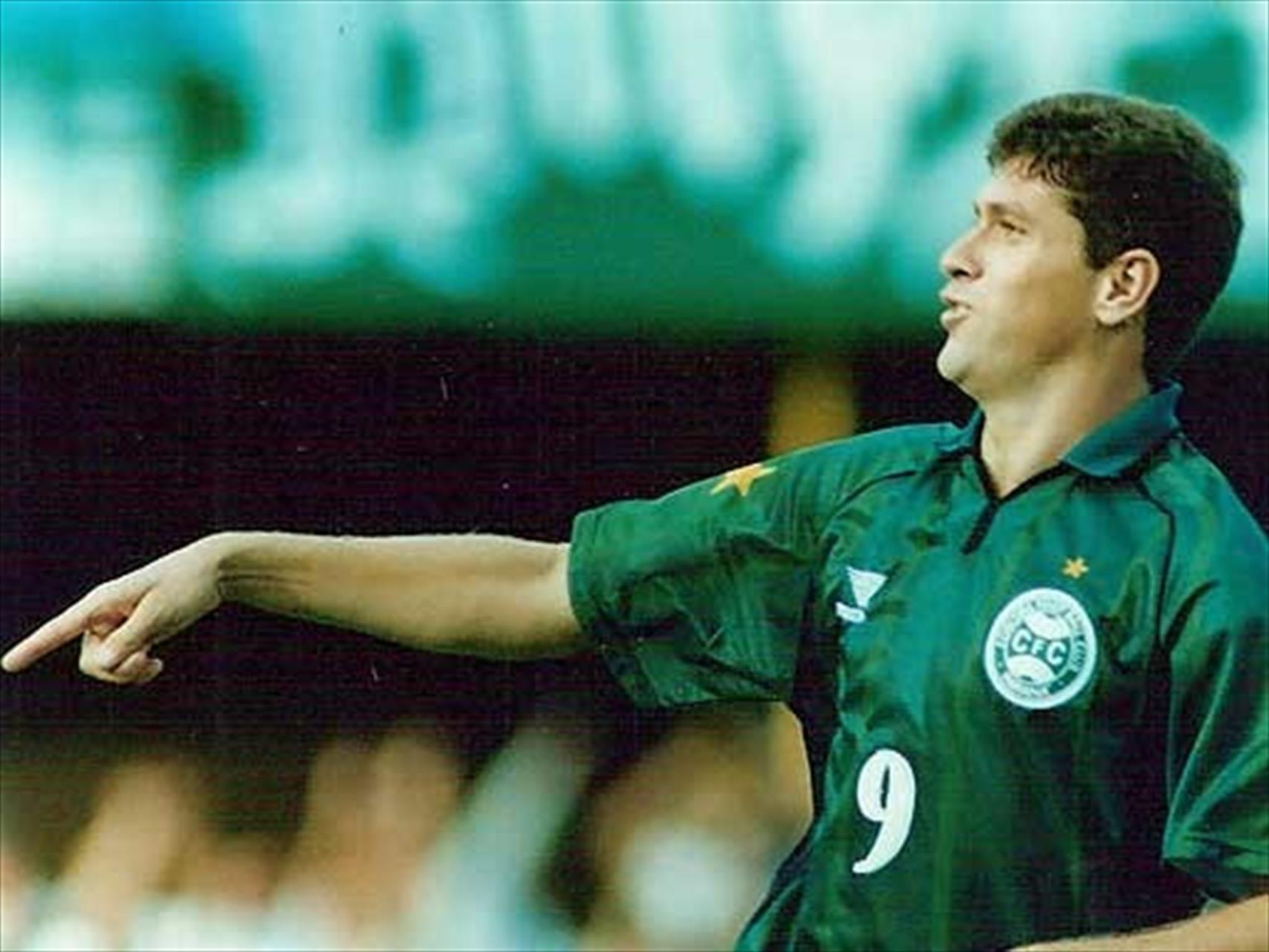 Gols decisivos e voleio inesquecível… Cléber ajudou a quebrar 10 anos de jejum no Coxa