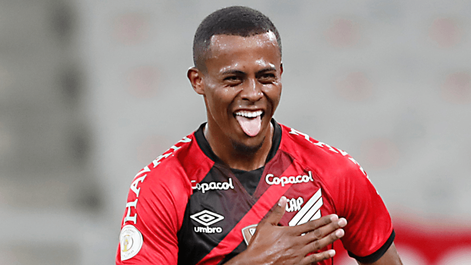 Carlos Eduardo comemora gol pelo Athletico. Cena pode se repetir no Couto Pereira. Foto: Albari Rosa/Foto Digital/UmDois Esportes