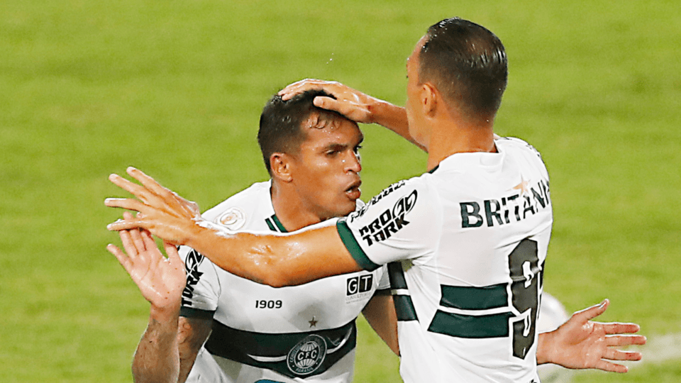 Ricardo Oliveira "abençoa" Robson em pleno gramado: Coxa chega no Atletiba pressionado psicologicamente. Foto: Albari Rosa/Foto Digital/UmDois