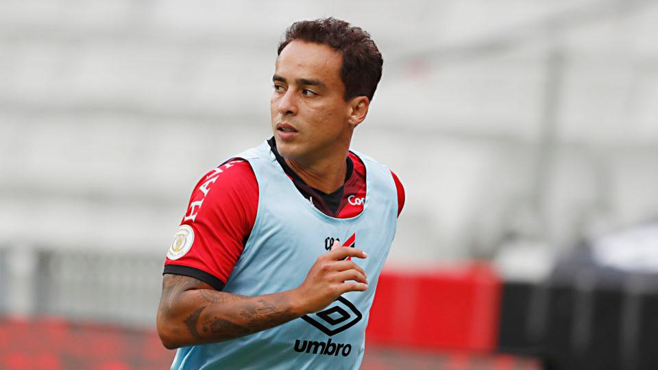 Jadson retornou ao Furacão e tem atuado nos jogos do Brasileirão. Foto: Albari Rosa/Foto Digital/UmDois Esportes.