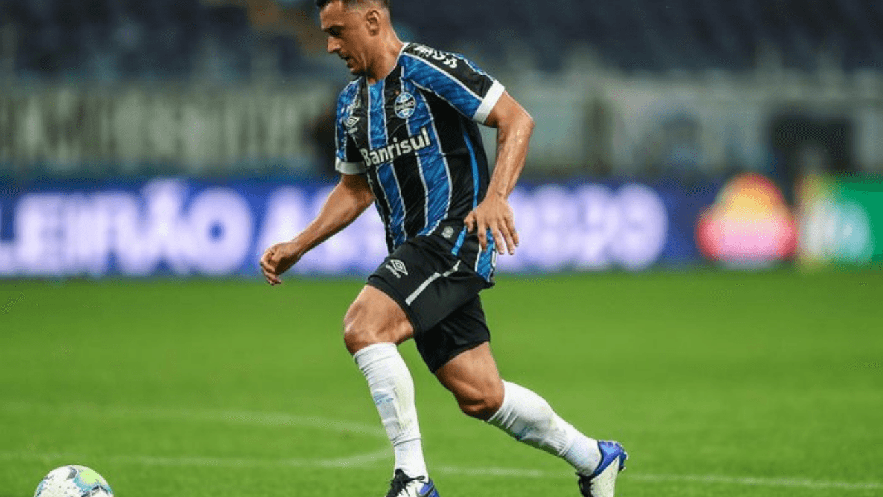Coritiba encaminha acerto com lateral-esquerdo e estuda retorno de Robinho