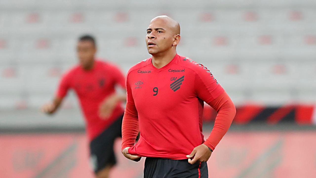 Ex-Athletico tenta retomar carreira no futebol: "Perdi 22 quilos"