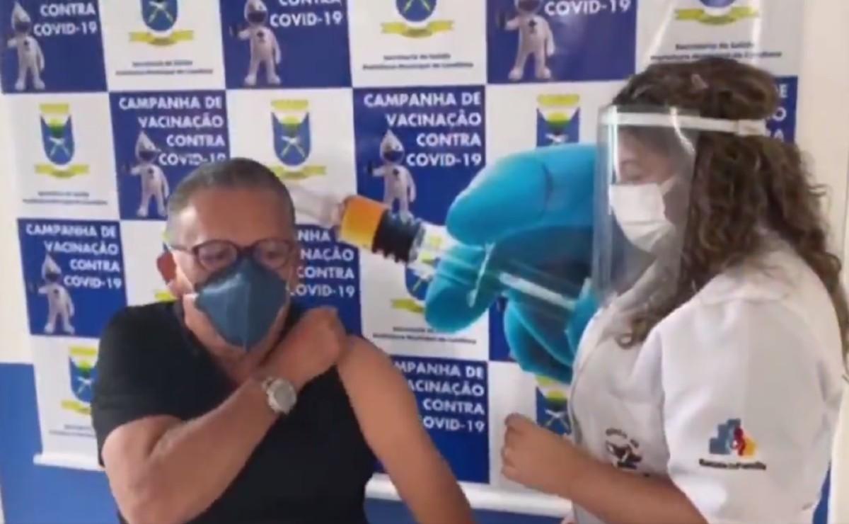 Galvão Bueno toma vacina contra a Covid-19: “Chegou a minha turma”