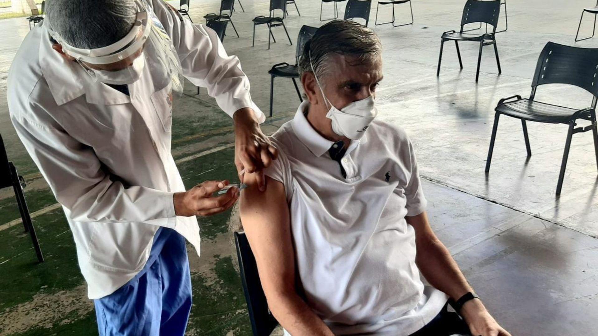 Presidente do Athletico, Petraglia é vacinado contra a Covid-19 em Curitiba