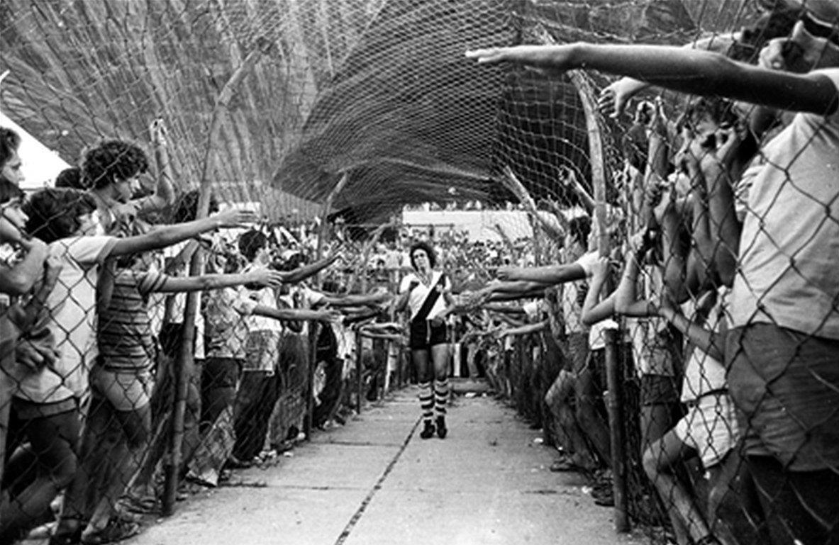 Homenagem a uma imagem icônica de Roberto Dinamite – e ao autor dela