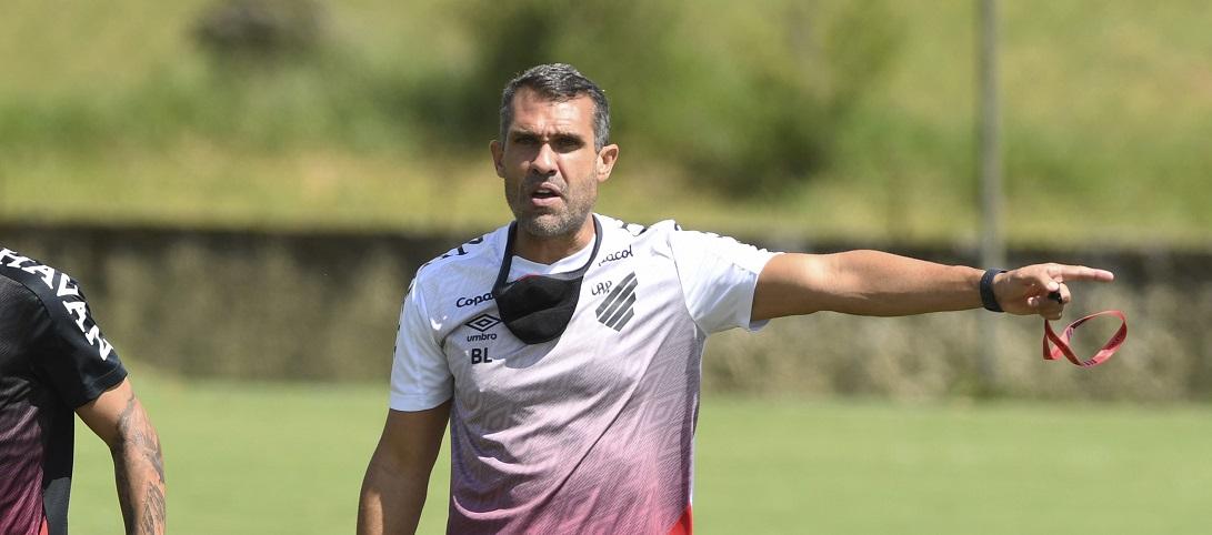 Bruno Lazaroni comanda o Athletico no Paranaense