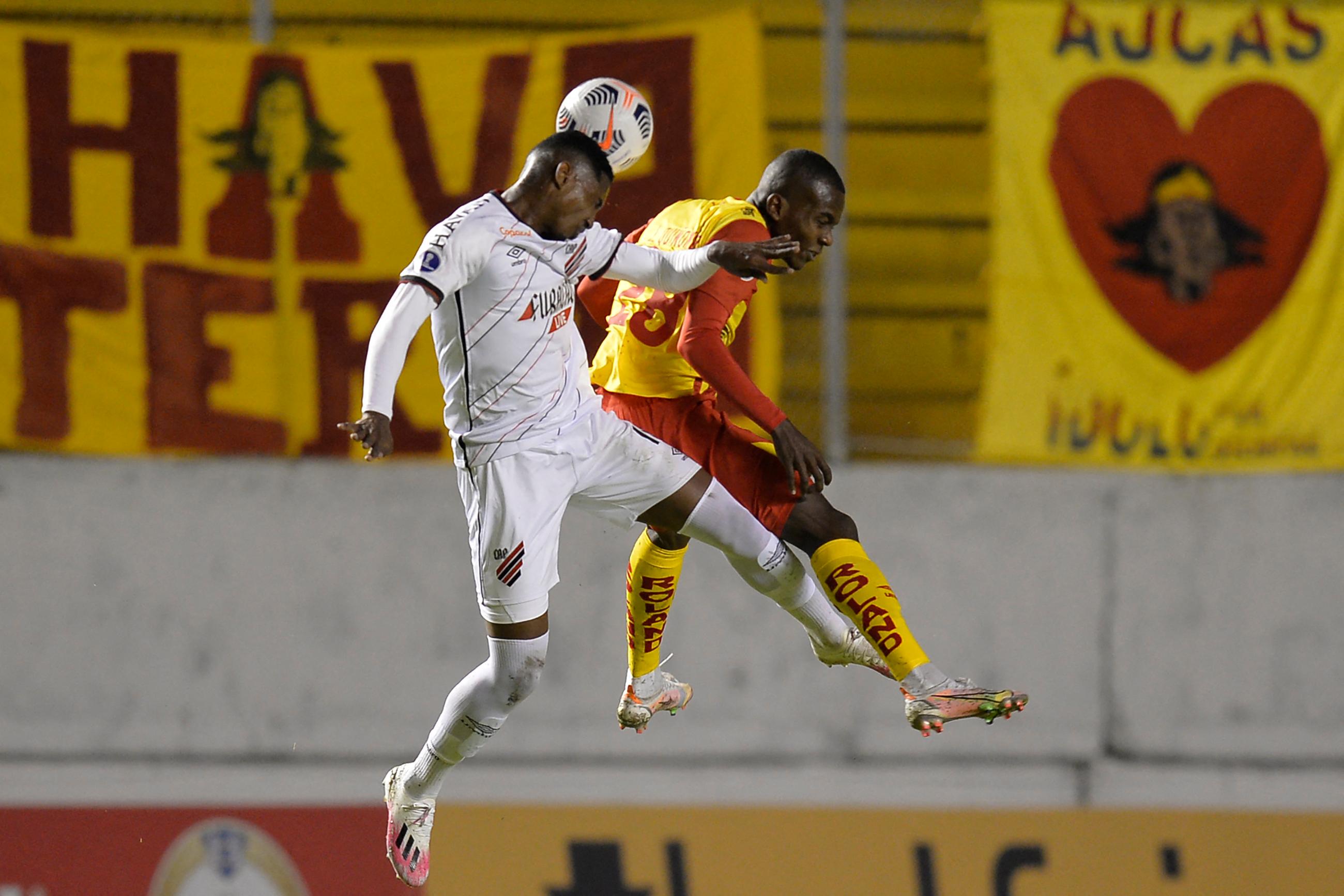 Athletico não brilhou, mas venceu Aucas na estreia.