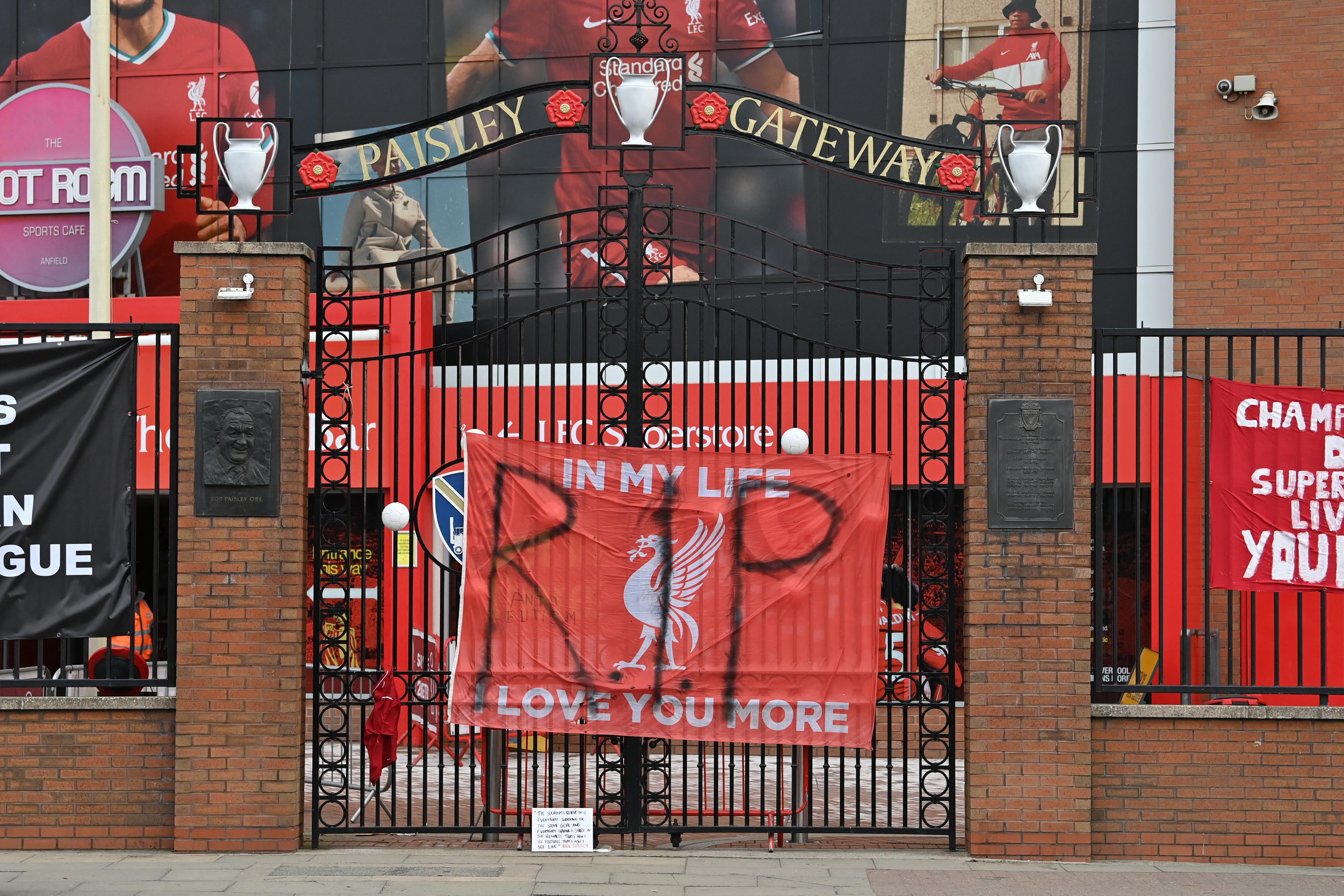 Protesto no estádio do Liverpool