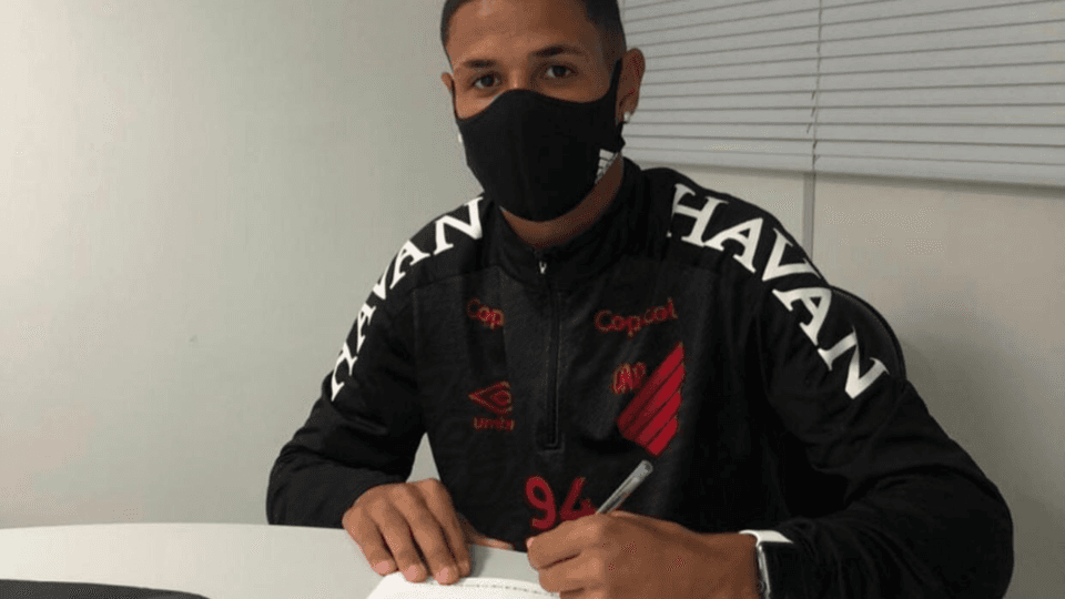 Juninho assina contrato. Foto: Reprodução/Instagram