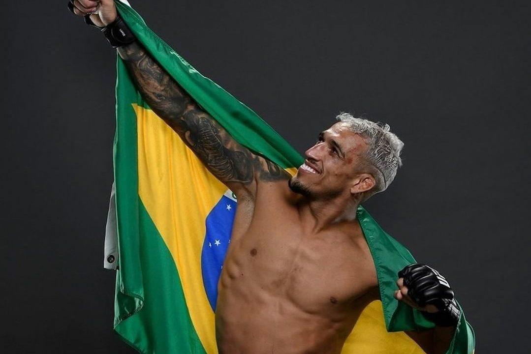 Charles do Bronx nocauteia Michael Chandler e é campeão do UFC