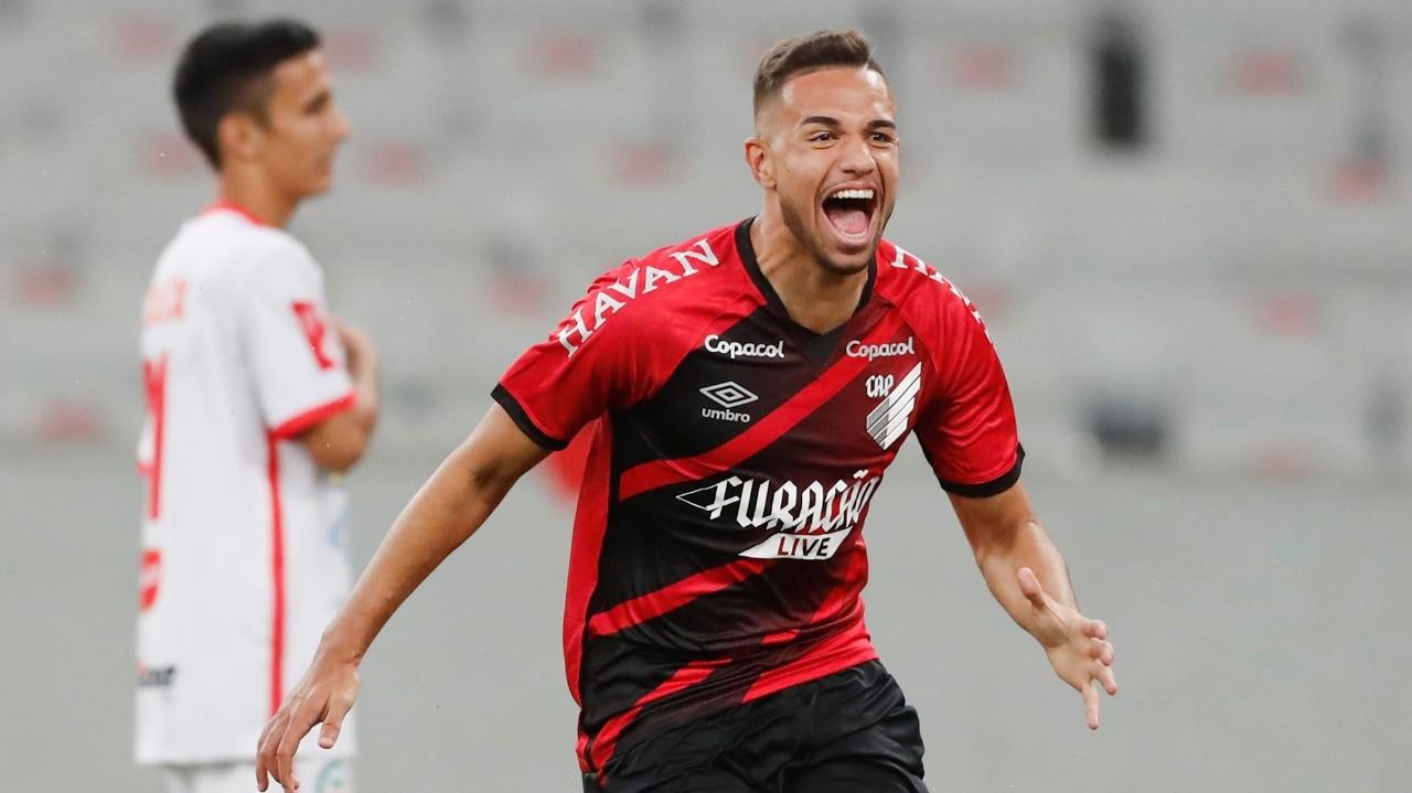 Vinicius Kaue deve ser titular na lateral esquerda