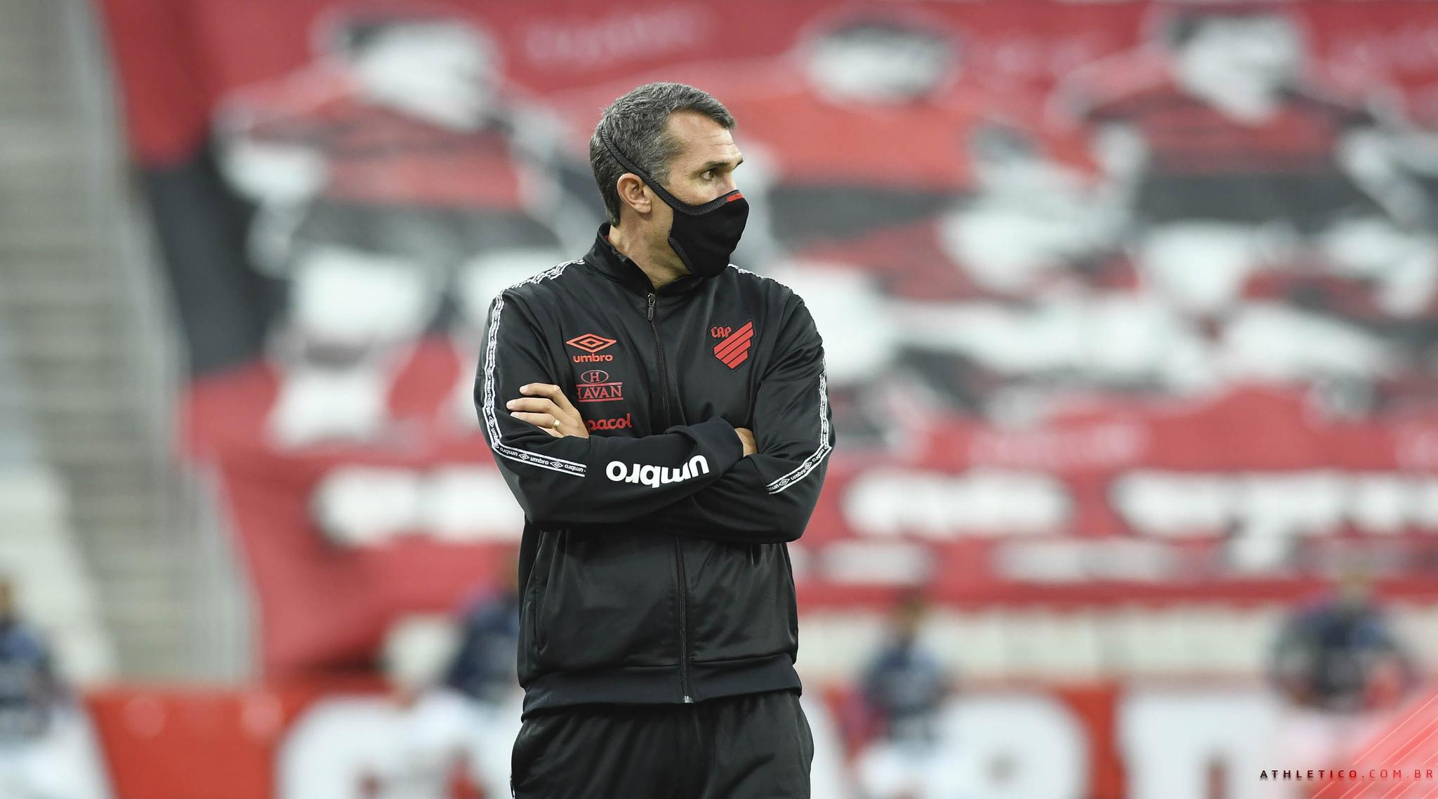 Lazaroni defende aspirantes do Athletico após revés: “Dou minha cara a tapa”