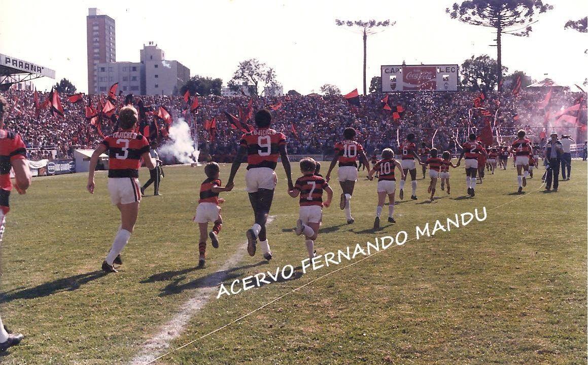 Entrada do Furacão e criançada em campo (Arquivo Pessoal) 