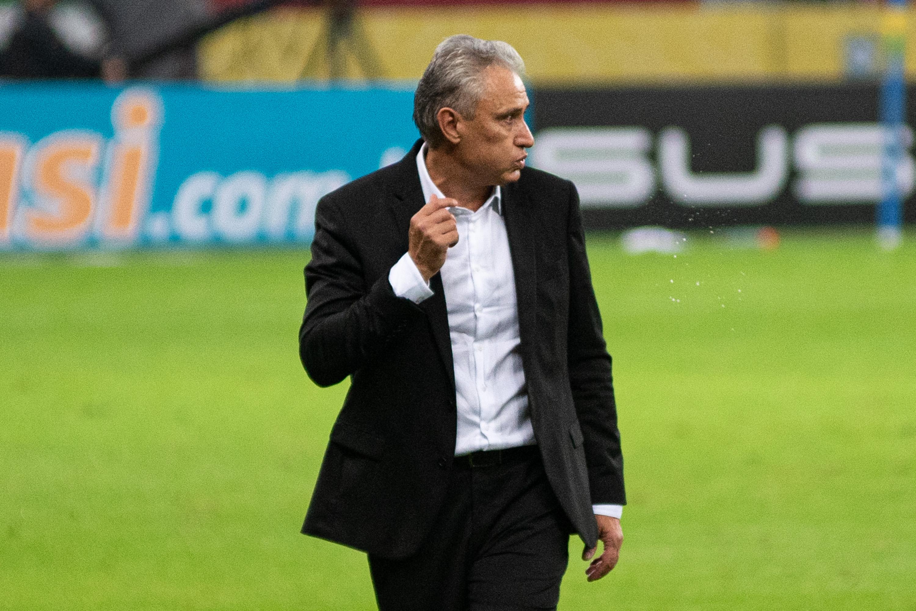 Tite durante jogo contra o Equador