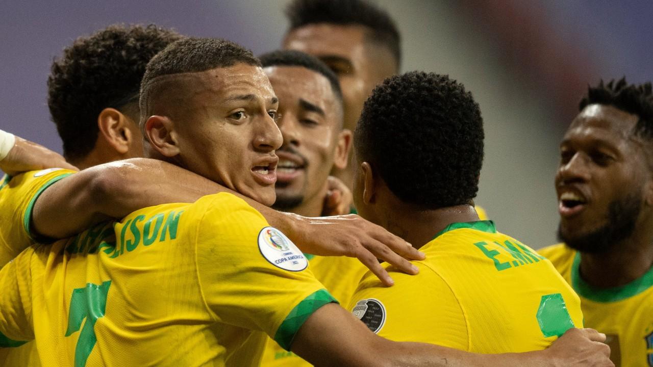 Anfitriã e atual campeã, seleção brasileira venceu com tranquilidade na estreia