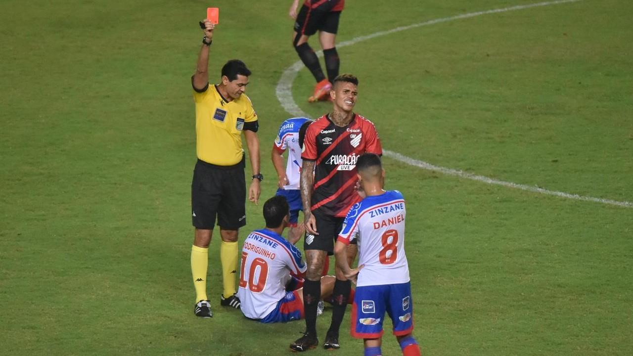 Técnico do Athletico, Richard e Marcinho são punidos pelo STJD