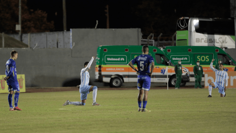 Jogadores do Londrina ajoelhados em apoio ao meia Celsinho