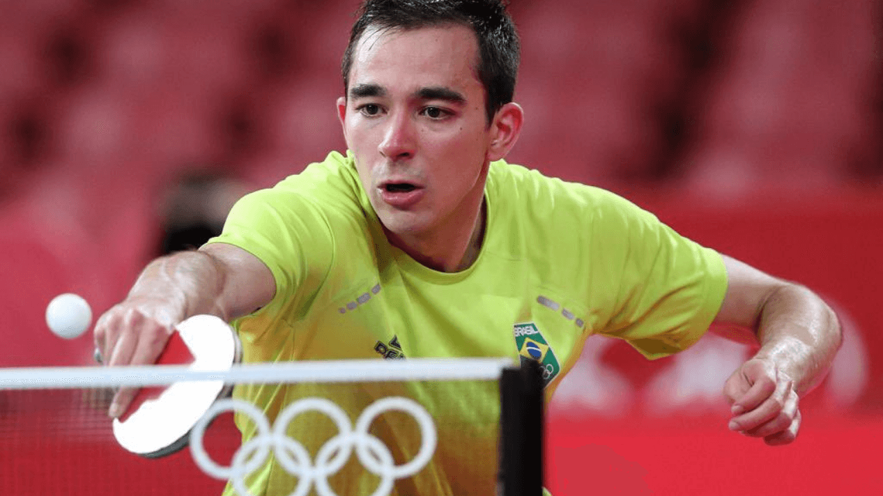 Hugo Calderano se classifica às quartas e faz história no tênis de mesa olímpico