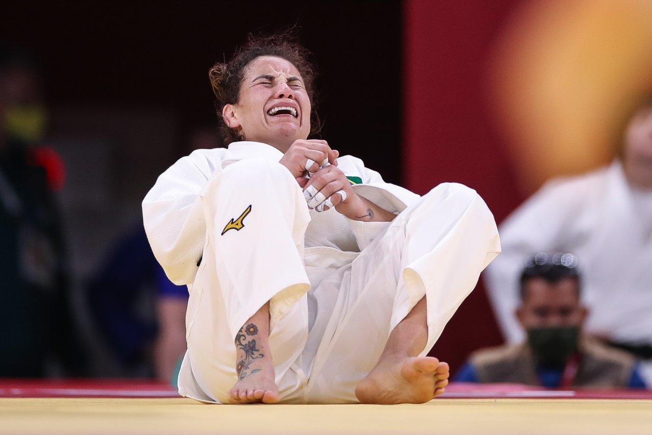Em luta polêmica, Maria Portela perde para russa e é eliminada no judô
