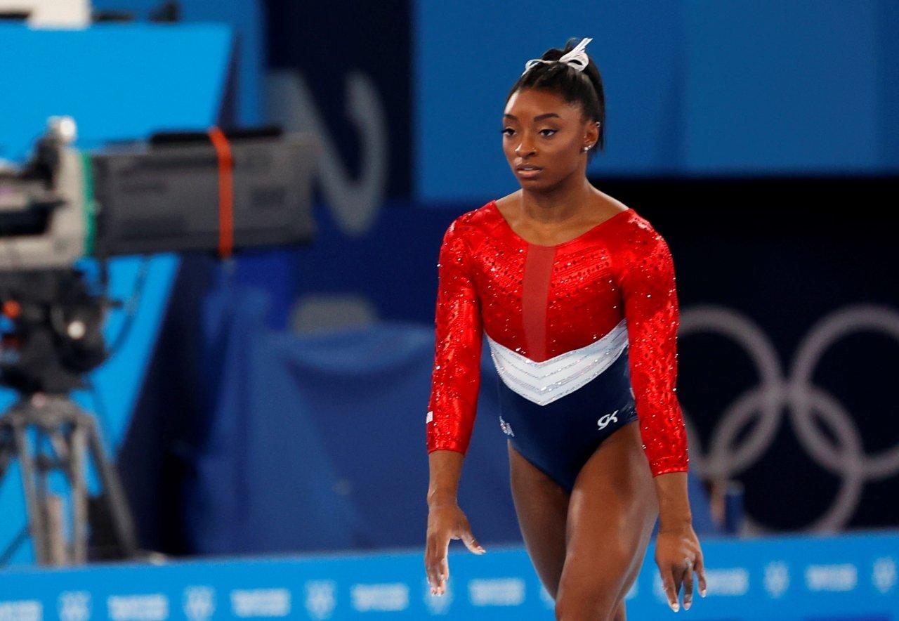 Simone Biles desiste de disputar finais do salto e das barras assimétricas