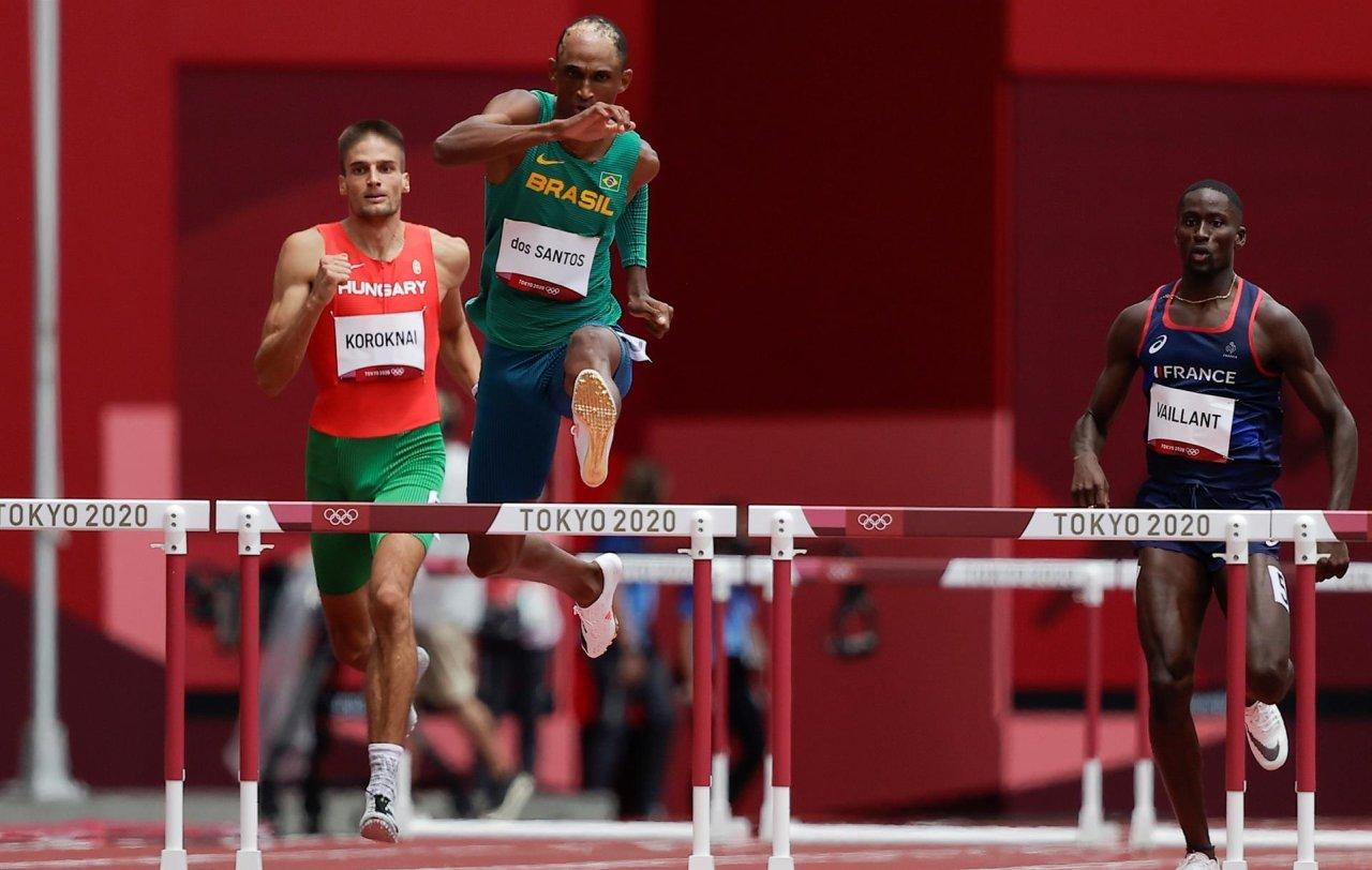 Alison dos Santos avança para a semifinal dos 400m com barreiras