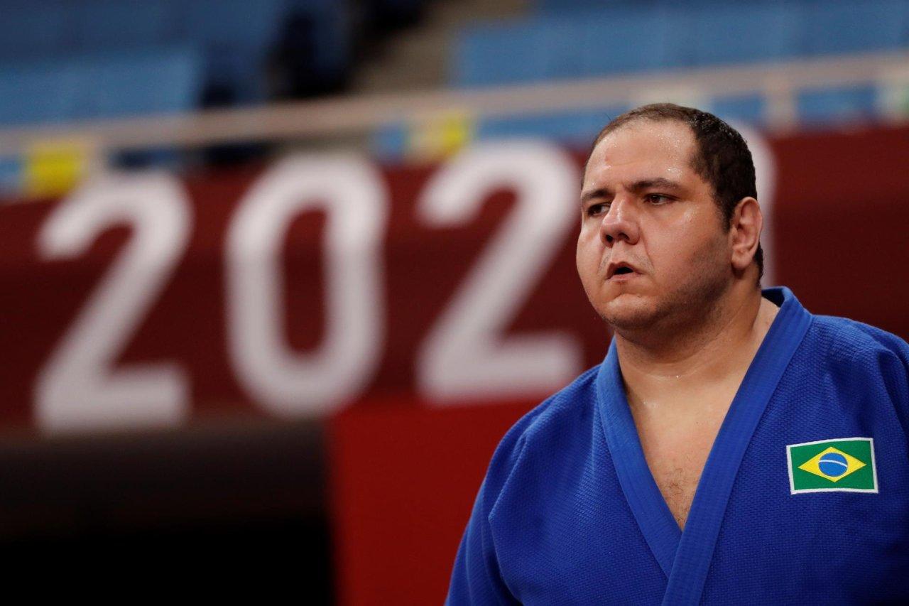 Rafael Silva para em Teddy Riner e perde a chance do bronze no judô
