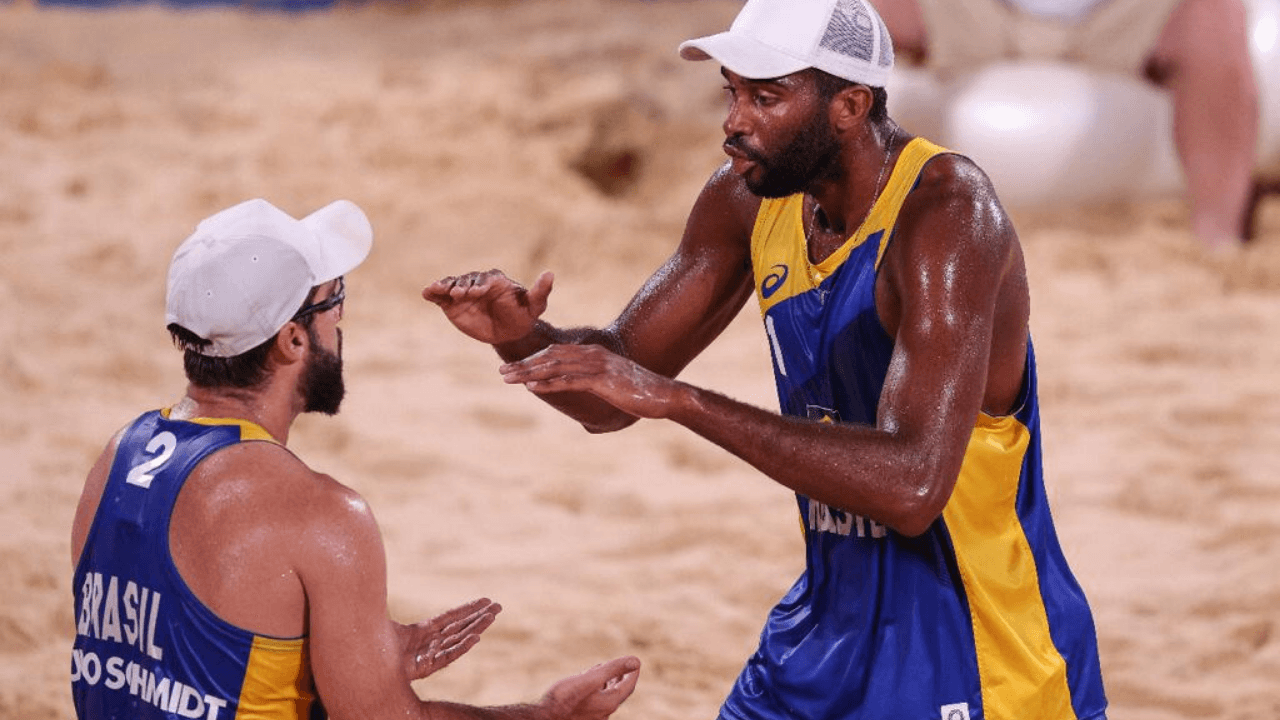 Evandro e Bruno Schmidt derrotam poloneses e seguem invictos