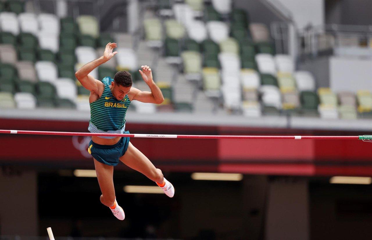 Thiago Braz vai à final do salto com vara e Izabela avança no lançamento do disco