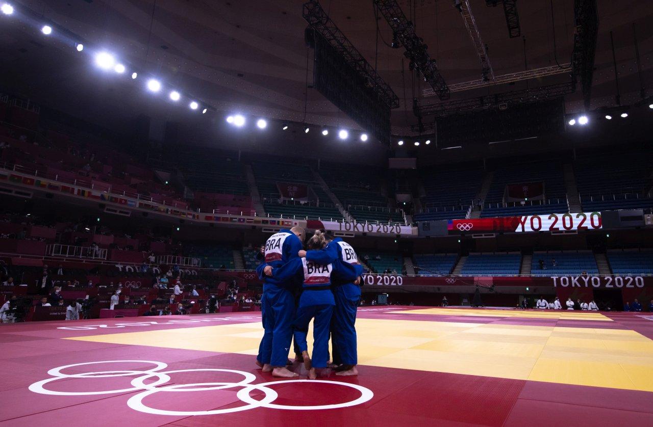 Judô brasileiro sofre duas derrotas e deixa Tóquio sem medalha por equipes