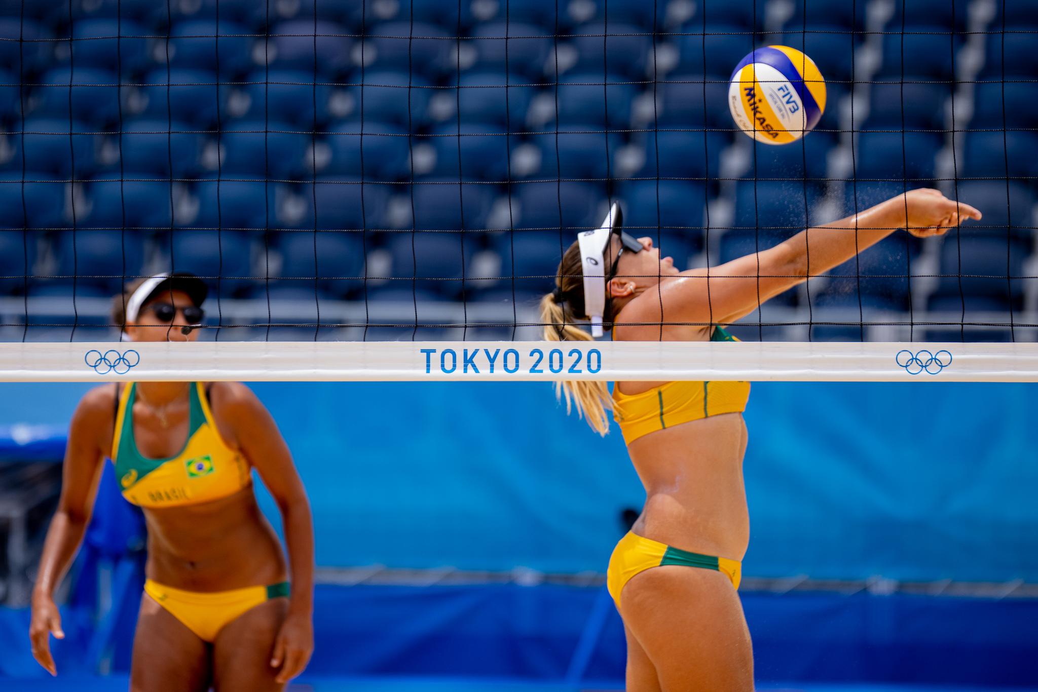 Ana Patrícia e Rebecca passam por chinesas e estão nas quartas