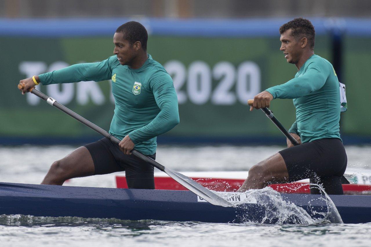 Isaquias e Jacky reagem, vencem bateria e vão à semifinal na canoagem velocidade