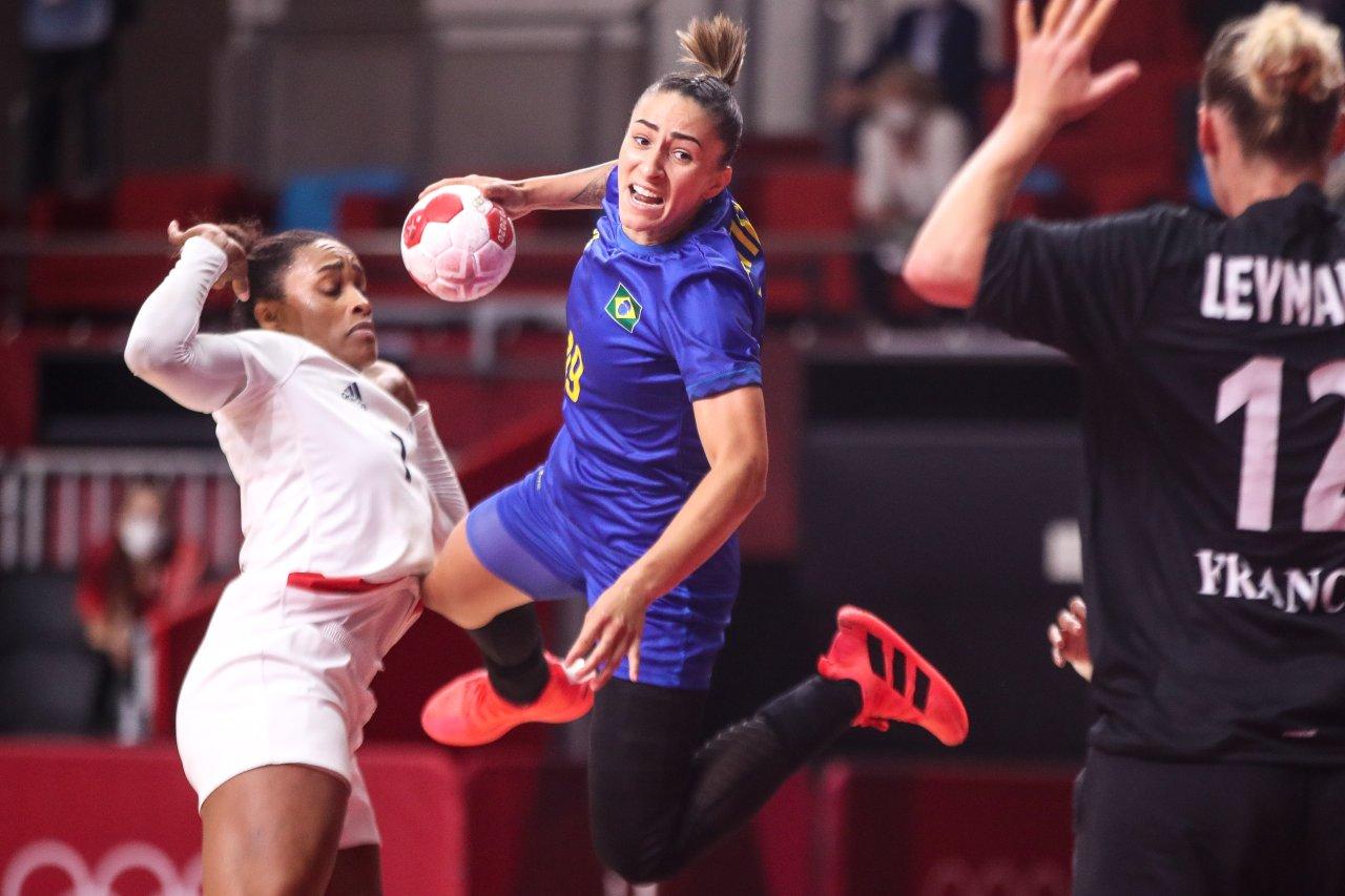 Brasil perde da França no handebol feminino e cai na primeira fase